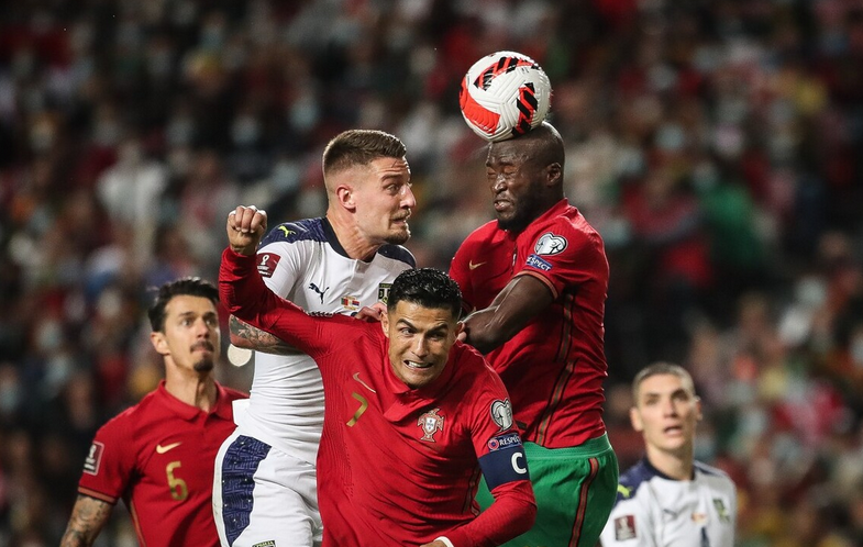 乐鱼 莱万多夫斯基爆冷击败塞尔维亚队，赛事规则更新引爆全场！